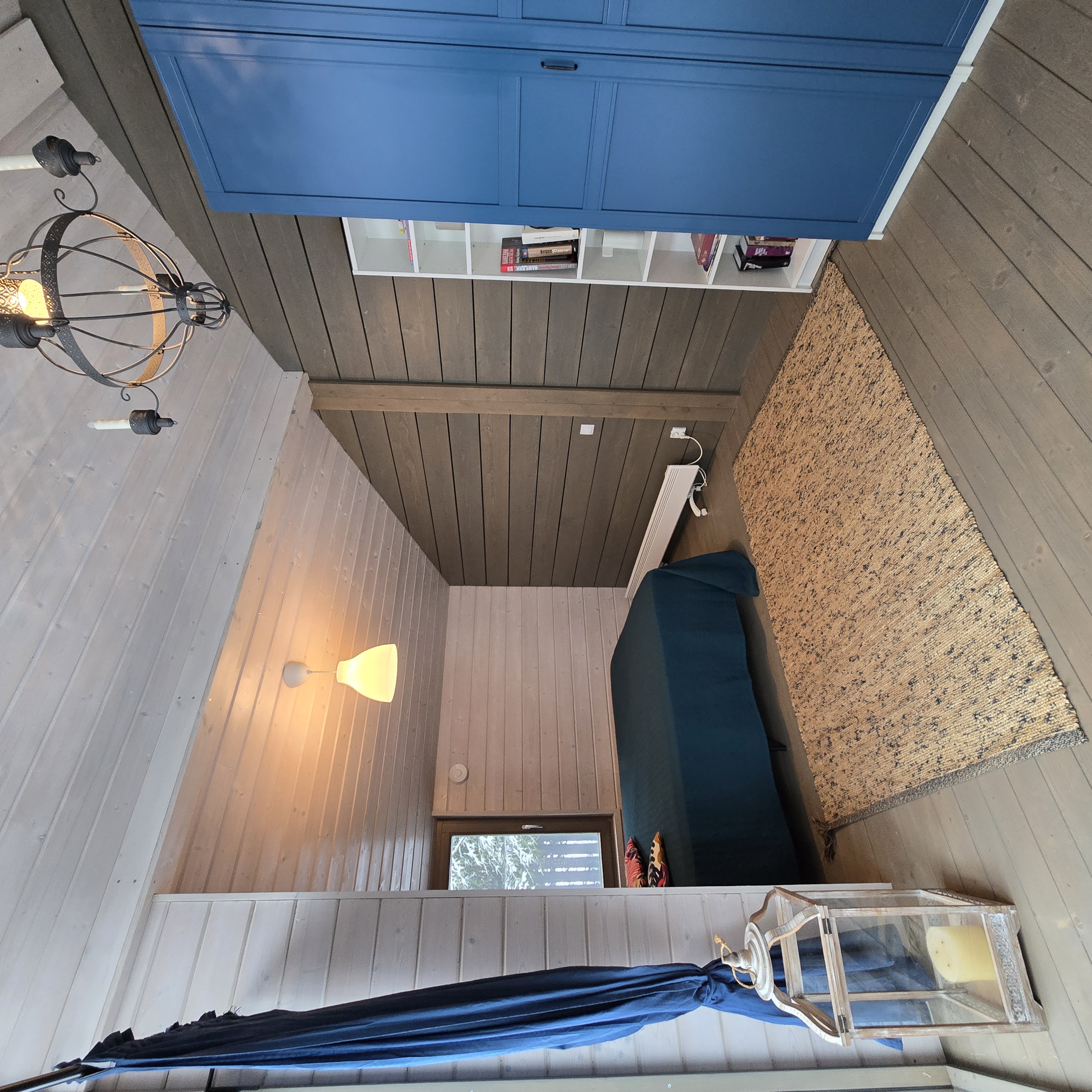 Двуспальная кровать в гостевой части дома