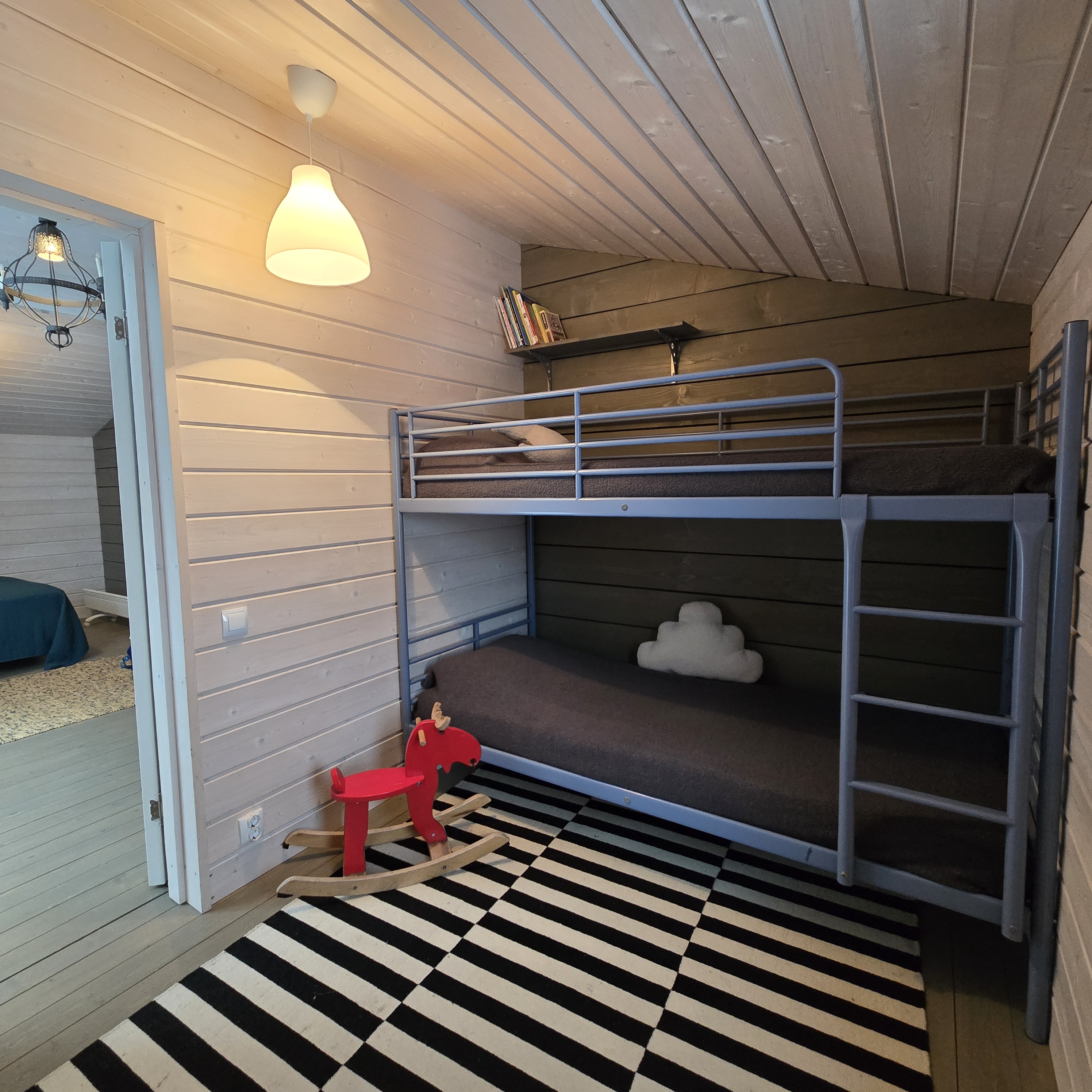 Детская комната с двухэтажной кроватью